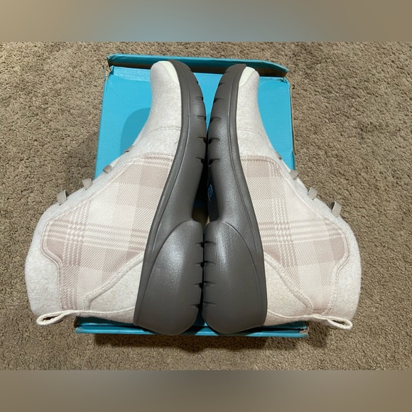 Bzees Kick Back Fabric Comfort Boots Women’s Size 10 M Stretch Fit Cushion Taupe - Picture 11 of 13